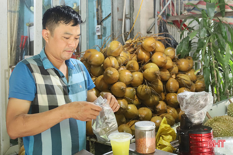 Anh Hoàng Văn Tân có mức thu nhập ổn định trong mùa nắng nóng nhờ kinh doanh nước giải khát, nước ép hoa quả. S2.jpg