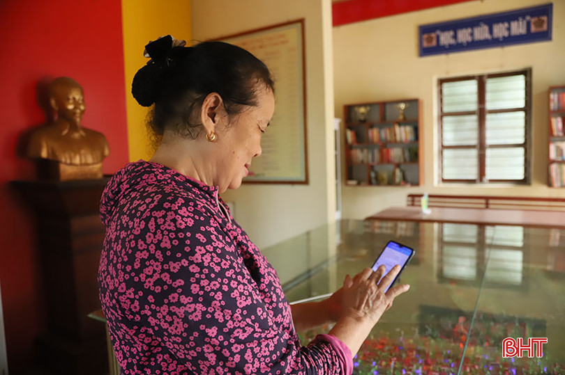 Sử dụng nền tảng số để tuyên truyền, phổ biến thông tin đến người dân là một trong những tiêu chuẩn của thôn thông minh. (Trong ảnh: Bà Võ Thị Minh Chước - Bí thư chi bộ thôn Trung Tiến sử dụng ứng dụng Zalo để trao đổi với các hộ dân trên địa bàn) Ảnh 01.jpg