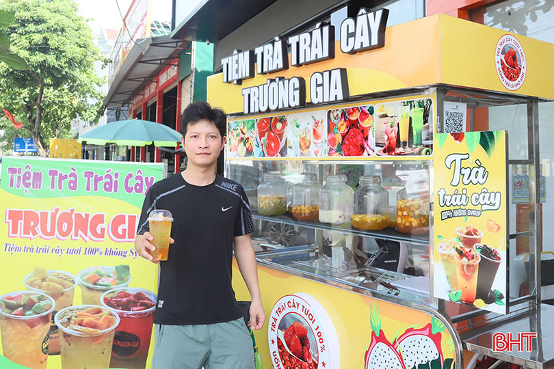 Cửa hàng kinh doanh trà trái cây của anh Trương Văn Lưu được nhiều khách hàng tại TP Hà Tĩnh lựa chọn. S3.jpg