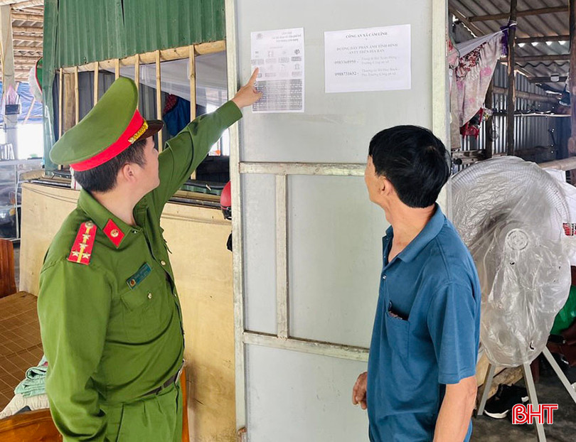 Tích cực tuyên truyền các hình thức lừa đảo trên không gian mạng tại các khu vực công cộng trên địa bàn. Ảnh 2.jpg
