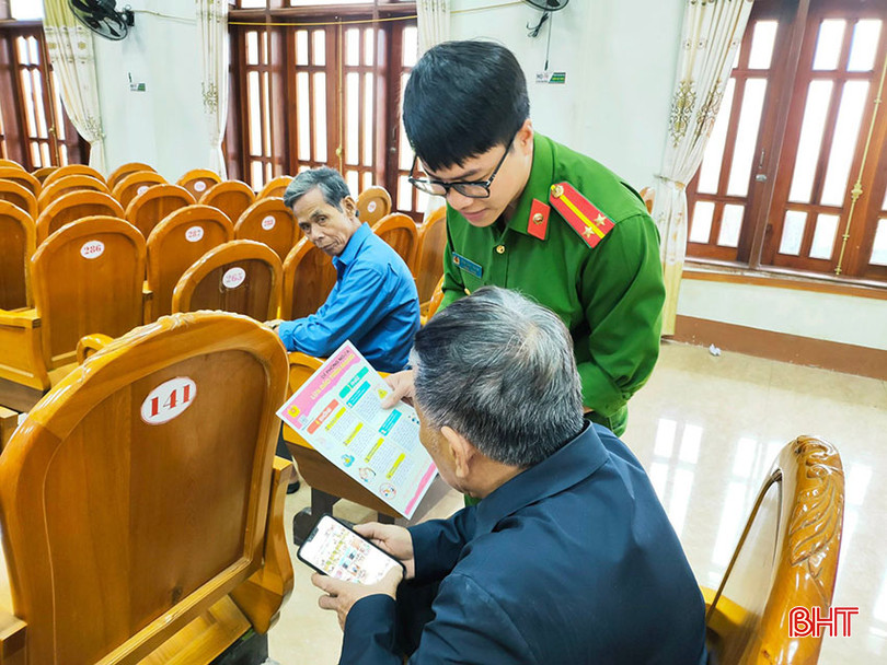 Công an huyện Cẩm Xuyên phát tờ rơi tuyên truyền trực tiếp đến tay người dân. Ảnh 1.jpg