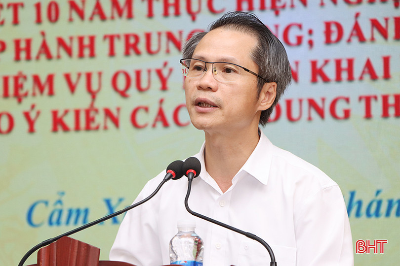 Phó Trưởng ban Tuyên giáo Tỉnh ủy Lê Văn Khánh: Thời gian tới, đề nghị huyện Cẩm Xuyên tiếp tục đẩy mạnh tuyên truyền Nghị quyết 33-NQ/TW; triển khai rà soát các tiêu chí trong xây dựng văn hóa; quan tâm xây dựng, nâng cao trình độ đội ngũ cán bộ làm công tác văn hóa; xây dựng và phát triển văn hóa trong cách thức làm việc, ứng xử để xây dựng nền tảng văn hóa. 2.jpg