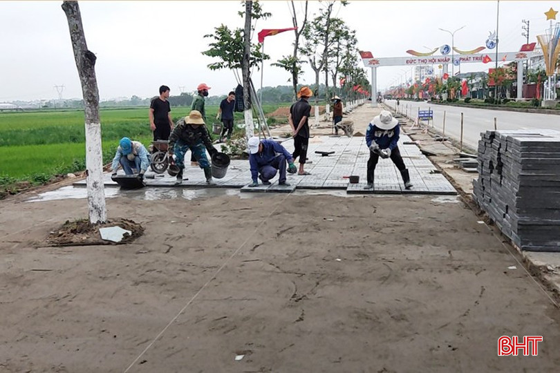 Dự án chỉnh trang, nâng cấp vỉa hè tuyến đường Phan Đình Phùng, thị trấn Đức Thọ (đoạn từ cầu Đôi 2 đến ngã tư Bà Viên) được tập trung thi công. 0.jpg