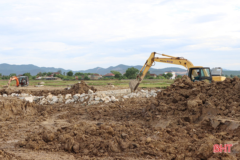 Công ty CP Xây lắp điện Hải Phòng triển khai thi công phần móng để di dời cột điện cao thế 220 kV. 1.jpg
