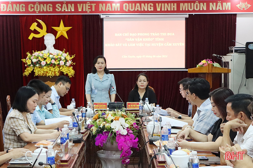 Trưởng ban Dân vận Tỉnh ủy Trương Thanh Huyền, Phó Bí thư Thường trực Huyện ủy Cẩm Xuyên Hà Thị Việt Ánh chủ trì buổi làm việc. 5333.jpg