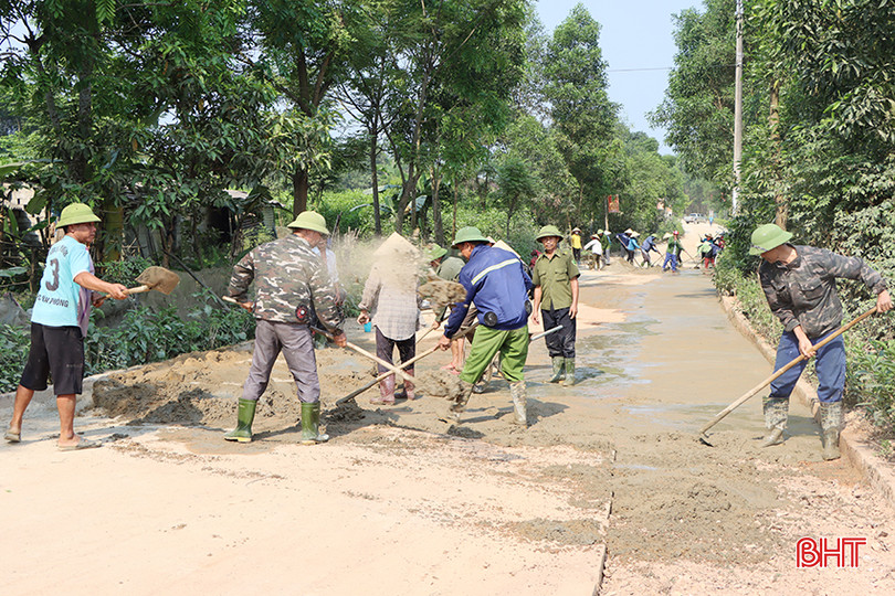 Người dân xã Cẩm Mỹ ra quân đổ lề đường, mở rộng tuyến đường giao thông. 2.jpg