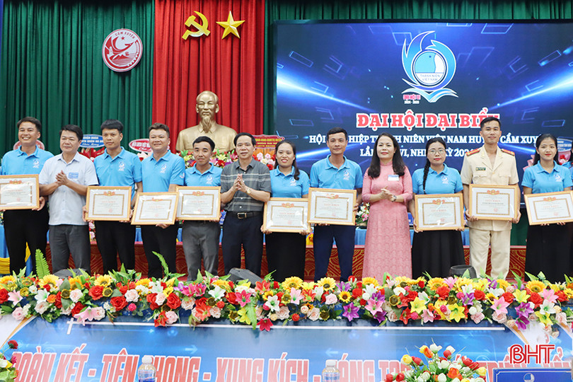 Dịp này, Hội LHTN huyện Cẩm Xuyên tặng giấy khen cho 8 tập thể và 4 cá nhân có thành tích xuất sắc trong hoạt động công tác hội và phong trào thanh niên giai đoạn 2019 – 2024. 9.jpg