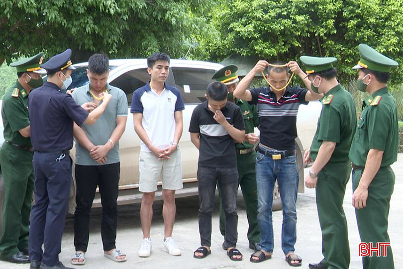 Ngày 11/5, Chi cục Hải quan Cửa khẩu quốc tế Cầu Treo và lực lượng biên phòng đã kiểm tra, bắt giữ các đối tượng vận chuyển 4 kg vàng qua biên giới. 1.jpg