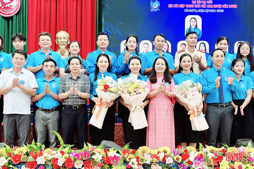 Đại diện lãnh đạo Tỉnh đoàn Hà Tĩnh, huyện Cẩm Xuyên tặng hoa chúc mừng Ủy ban Hội LHTN Việt Nam huyện Cẩm Xuyên khóa VI, nhiệm kỳ 2024 – 2029. 10.jpg