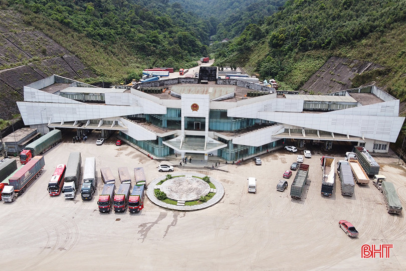 Phương tiện qua Cửa khẩu quốc tế Cầu Treo thưa thớt hơn so với cùng kỳ năm ngoái. 5.jpg