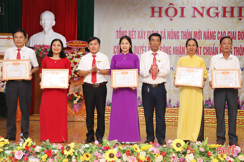 Dịp này, UBND xã Cẩm Quan đã tặng giấy khen cho 5 tập thể và 22 cá nhân có thành tích xuất sắc trong xây dựng xã NTM nâng cao giai đoạn 2019 – 2024. 11.jpg