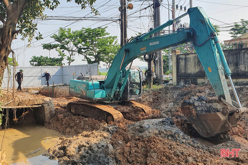 Công ty Cổ phần Xây lắp Dịch vụ và Thương mại Hoàng Lai thi công gói thầu cải tạo, nạo vét, kè kênh Cúc Bằng thuộc dự án Cải thiện cơ sở hạ tầng đô thị Thạch Hà. 3.jpg