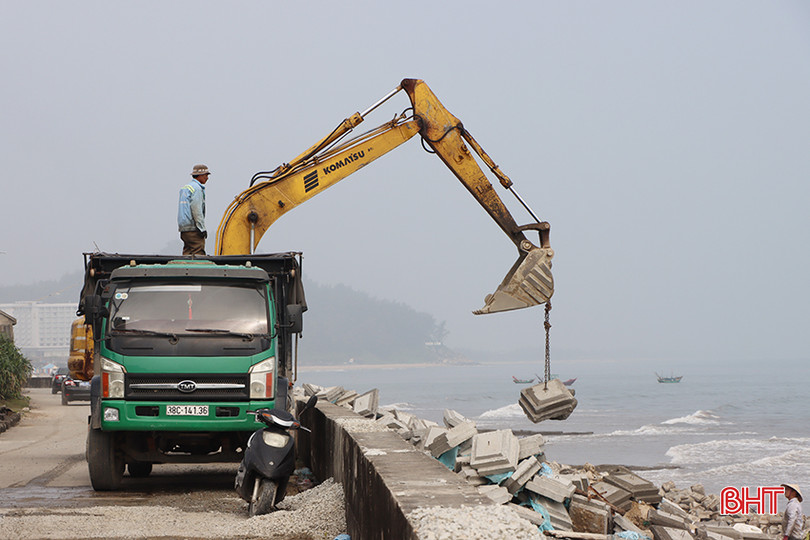 Huyện Cẩm Xuyên đẩy nhanh tiến độ thi công bờ kè Cẩm Nhượng để đảm bảo hoàn thành trước mùa mưa bão năm 2024. 2.jpg