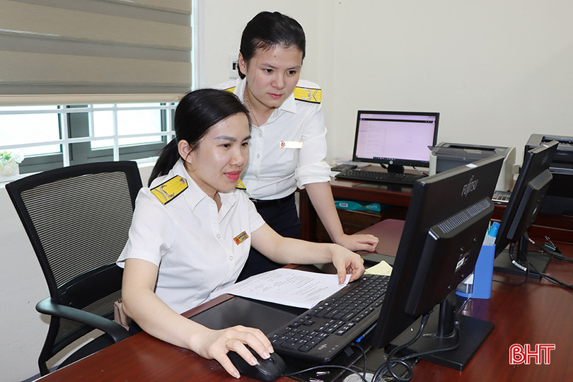 Cán bộ ngành thuế Hà Tĩnh rà soát để tăng thêm số lượng cơ sở kinh doanh đưa vào diện triển khai HĐĐT khởi tạo từ máy tính tiền năm 2024. 3.jpg
