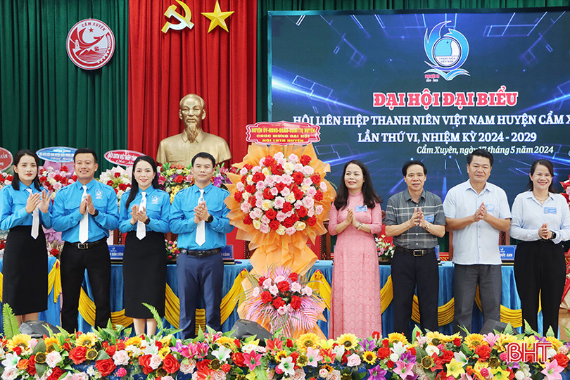 Lãnh đạo huyện Cẩm Xuyên tặng hoa chúc mừng đại hội. 1.jpg
