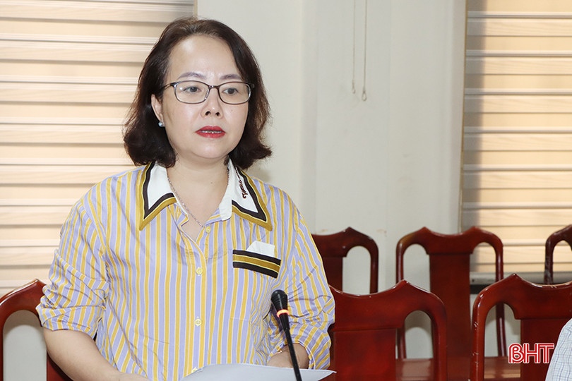 Bà Nguyễn Thị Thanh Huyền - Trưởng ban Dân chủ - pháp luật, tôn giáo - dân tộc (Ủy ban MTTQ tỉnh Hà Tĩnh) trình bày báo cáo của đoàn giám sát. 0.jpg