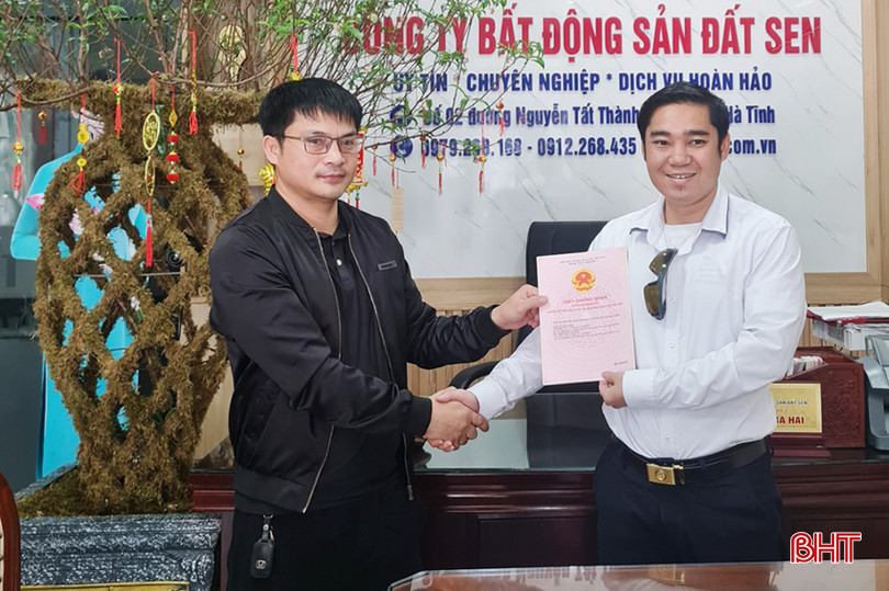 Từ đầu năm đến nay, Công ty Bất động sản Đất Sen giao dịch thành công nhiều lô đất. 2.jpg