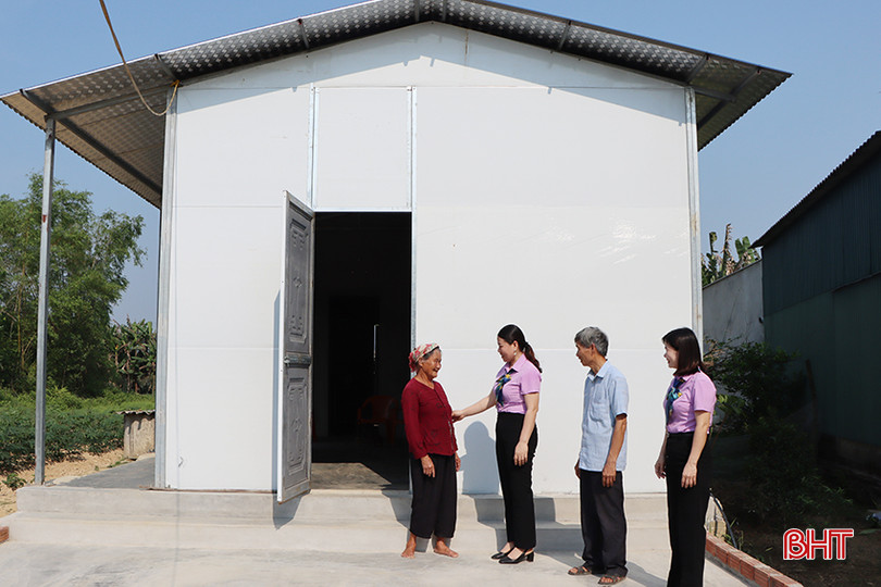 Gia đình bà Nguyễn Thị Loan ở thôn Mỹ Trung, xã Cẩm Mỹ phấn khởi trong ngôi nhà đại đoàn kết vừa được xây dựng. 12.jpg