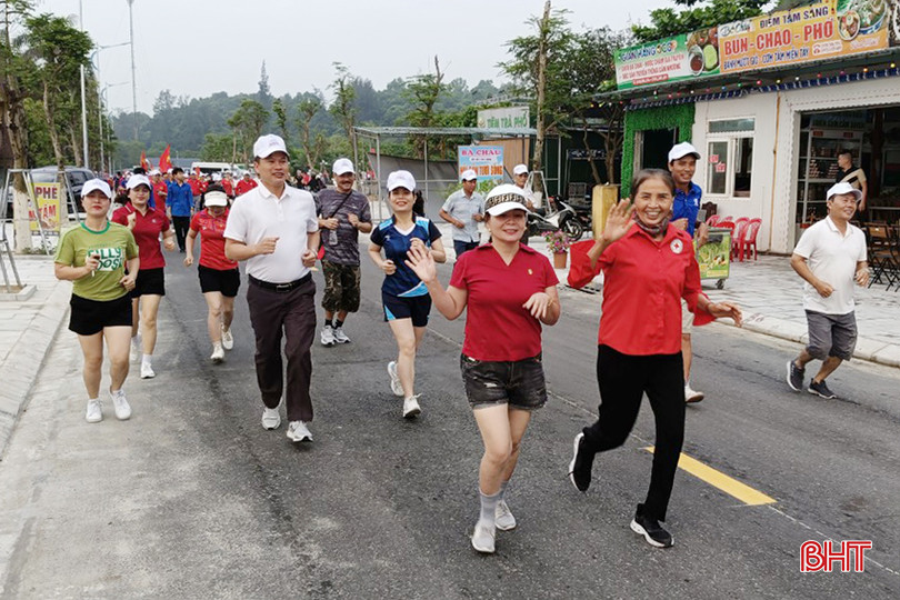 Tại Khu du lịch Thiên Cầm, Hội Chữ thập đỏ huyện Cẩm Xuyên phối hợp với Huyện đoàn tổ chức hoạt động chạy bộ tập thể hưởng ứng chiến dịch “Triệu bước chân nhân ái” và ra quân vệ sinh môi trường biển với chủ đề &quot;Hà Tĩnh hướng về Điện Biên&quot;. Hơn 300 cán bộ, chiến sỹ, ĐVTN và người dân tham gia chạy bộ cung đường dài khoảng 2 km.