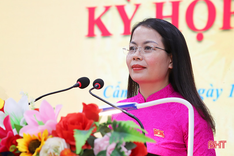 Phó Bí thư Thường trực Huyện ủy, Chủ tịch HĐND huyện Cẩm Xuyên Hà Thị Việt Ánh: Đề nghị UBND huyện, các vị đại biểu HĐND nêu cao tinh thần trách nhiệm, tích cực thảo luận, thống nhất quyết định những vấn đề quan trọng trong chương trình kỳ họp. 6024.jpg
