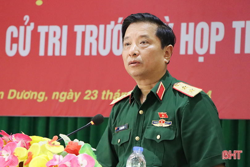 Trung tướng Hà Thọ Bình - Tư lệnh Quân khu 4 tiếp thu, giải trình các ý kiến của cử tri. 0.jpg