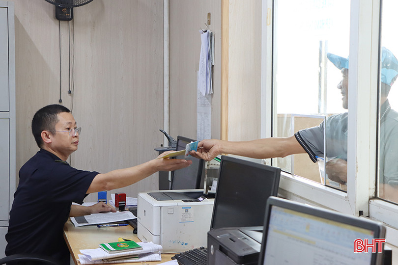 Cán bộ Chi cục Hải quan Cửa khẩu quốc tế Cầu Treo hỗ trợ doanh nghiệp làm thủ tục thông quan. 0.jpg