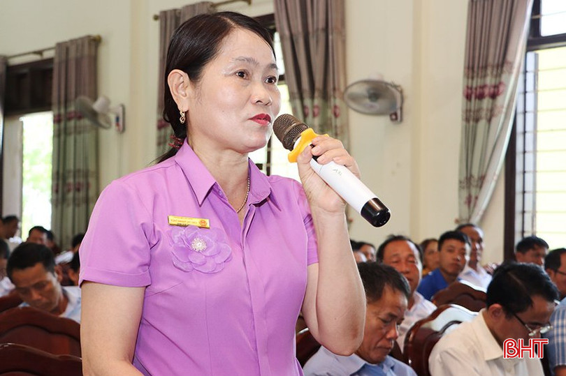 Cử tri Chu Thị Thanh Thủy - Chủ tịch UBND xã Cẩm Dương: Hiện nay, đội ngũ cán bộ chuyên trách và không chuyên trách cấp xã kiêm nhiệm nhiều việc nhưng phụ cấp thấp, đề nghị đại biểu Quốc hội kiến nghị để tăng mức hỗ trợ. z5376433071323_0383fb8ca222e4eb9a6fb1c3c1e429d0.jpg