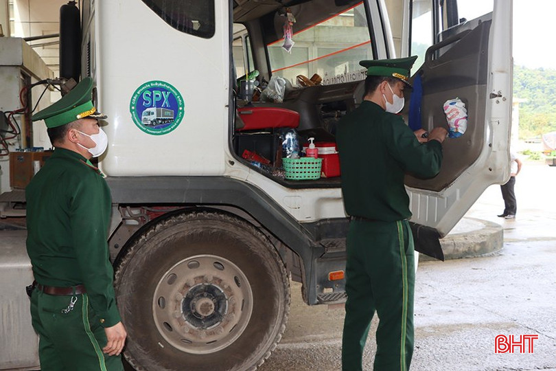 Bộ đội Biên phòng Hà Tĩnh kiểm soát chặt chẽ phương tiện xuất nhập cảnh, không để ma túy lọt qua biên giới Cầu Treo. 3.jpg