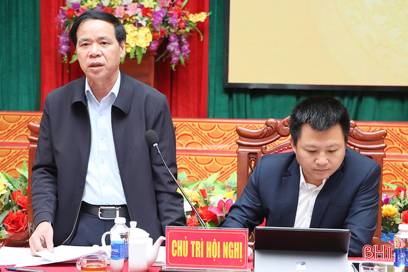 Chủ tịch UBND huyện Cẩm Xuyên Hà Văn Bình kết luận hội nghị. 2.jpg