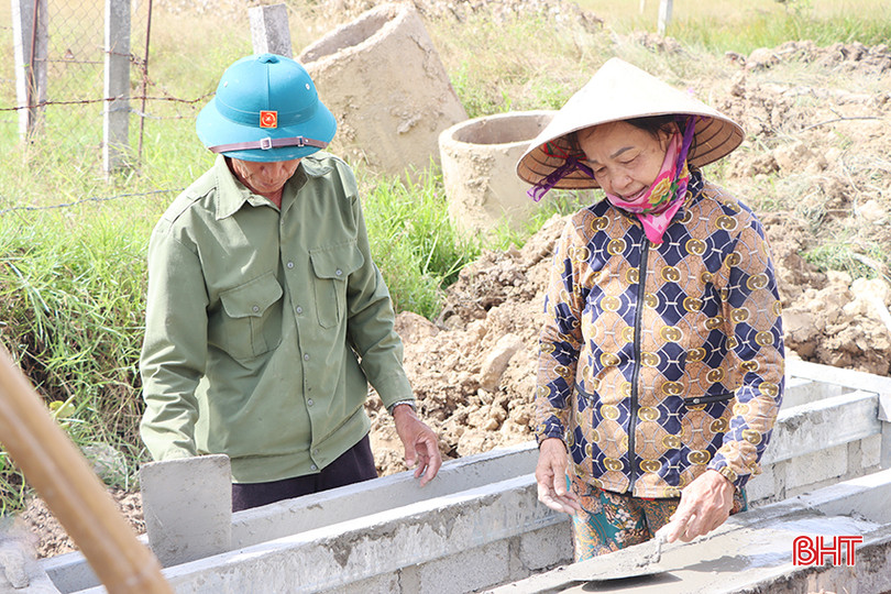 Bà Hoàng Thị Loan (thôn Ưu Tràng, xã Cẩm Quang) đã 72 tuổi vẫn hăng say xây dựng NTM. 6675.jpg