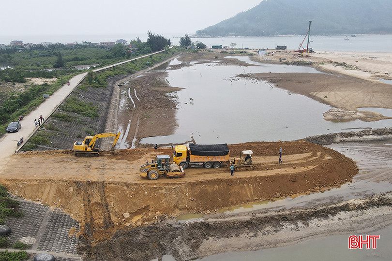Ban Quản lý dự án đầu tư xây dựng công trình NN&PTNT Hà Tĩnh thi công cảng cá Cửa Nhượng (Cẩm Xuyên). 1.jpg