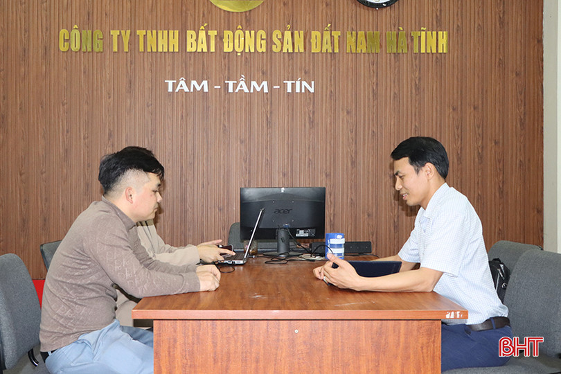 Bình quân mỗi tháng, anh Phan Đắc Lâm (Công ty TNHH Bất động sản Đất Nam Hà Tĩnh) môi giới cho khoảng 50 khách hàng. 0.jpg
