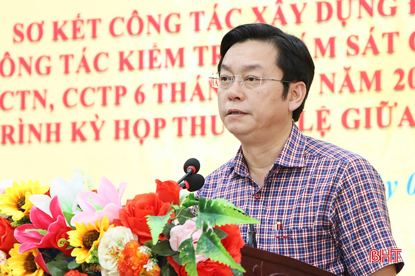 Bí thư Huyện ủy Cẩm Xuyên Nguyễn Văn Thành kết luận hội nghị. 4.jpg