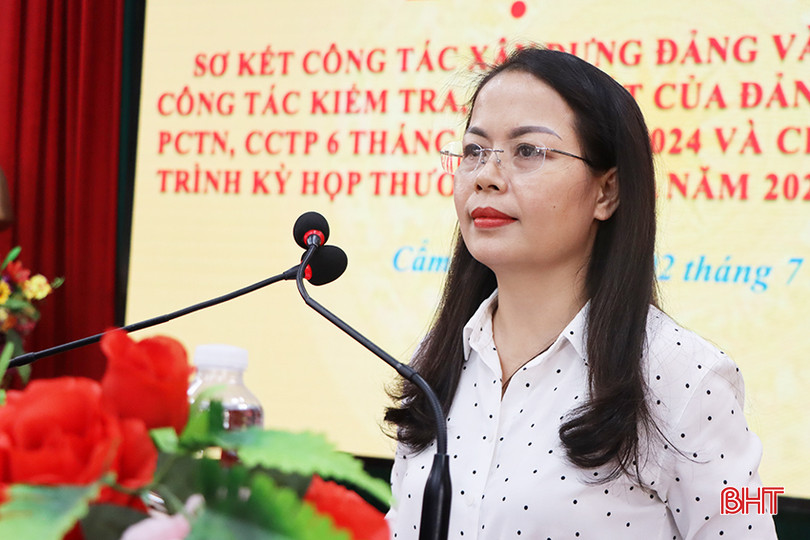 Phó Bí thư Thường trực Huyện ủy Cẩm Xuyên Hà Thị Việt Ánh trình bày kết quả công tác xây dựng Đảng và nhiệm vụ chính trị 6 tháng đầu năm của huyện Cẩm Xuyên. 0.jpg