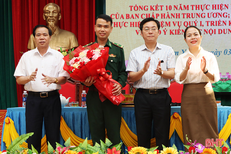 Tại hội nghị, Ban Chấp hành Đảng bộ huyện Cẩm Xuyên công bố Quyết định số 785-QĐ/TU ngày 18/3/2024 của Ban Thường vụ Tỉnh ủy về việc chỉ định đồng chí Nguyễn Văn Khởi - Đồn trưởng Đồn Biên phòng Thiên Cầm (BĐBP Hà Tĩnh) tham gia Ban Chấp hành Đảng bộ huyện Cẩm Xuyên nhiệm kỳ 2020 – 2025. (Trong ảnh: Thường trực Huyện ủy Cẩm Xuyên tặng hoa chúc mừng Đồn trưởng Đồn Biên phòng Thiên Cầm Nguyễn Văn Khởi tham gia Ban Chấp hành Đảng bộ huyện Cẩm Xuyên nhiệm kỳ 2020 – 2025). 5.jpg