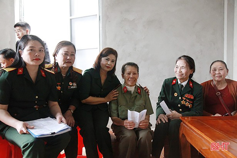 Đồng đội cũ từ Hà Nội, Hải Phòng, Thanh Hóa, Quảng Bình đến thăm hỏi, tặng quà cho hội viên Hội Truyền thống Trường Sơn – đường Hồ Chí Minh tỉnh Hà Tĩnh. 6.jpg
