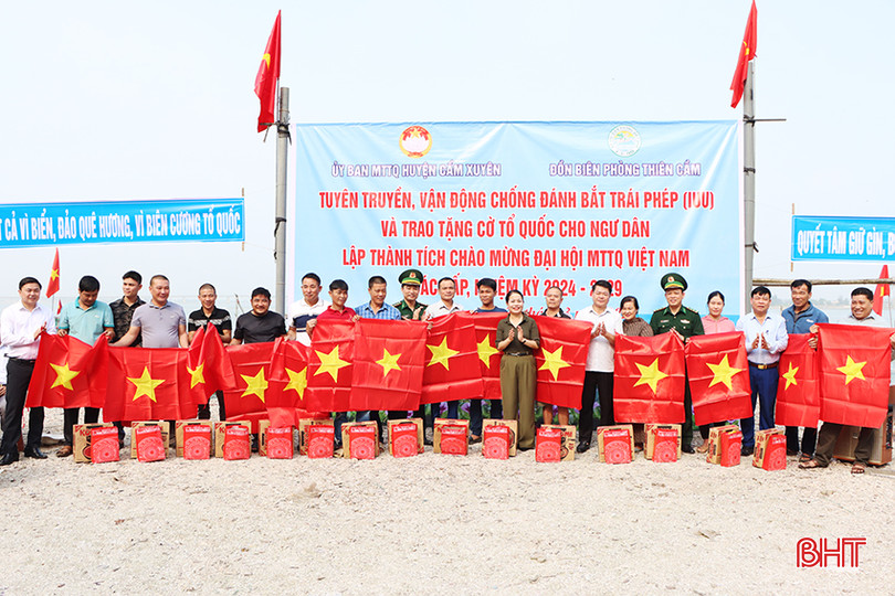 Ủy ban MTTQ huyện Cẩm Xuyên phối hợp với Đồn Biên phòng Thiên Cầm tổ chức tuyên truyền chống đánh bắt trái phép IUU và trao tặng cờ Tổ quốc, nhu yếu phẩm cho ngư dân xã Cẩm Lĩnh. 0.jpg