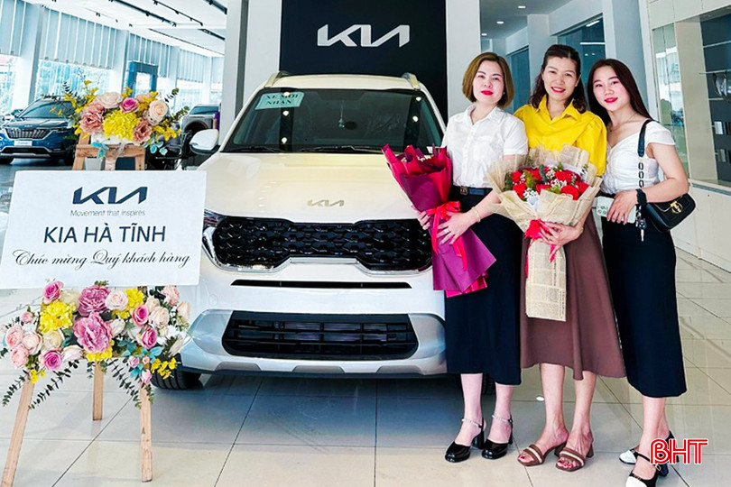 Khách hàng mua xe tại showroom Kia Mazda Peugeot Hoàng Hà Hà Tĩnh 1.jpg