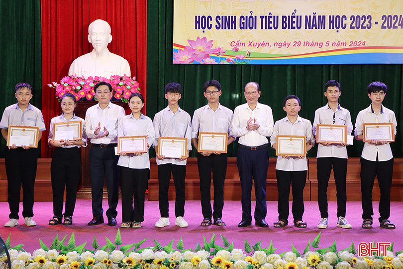 Phó Giám đốc Sở GD&ĐT Nguyễn Quốc Anh và Bí thư Huyện ủy Cẩm Xuyên Nguyễn Văn Thành trao giấy khen, phần thưởng cho các em đạt giải nhất học sinh giỏi tỉnh lớp 9. 4857.jpg