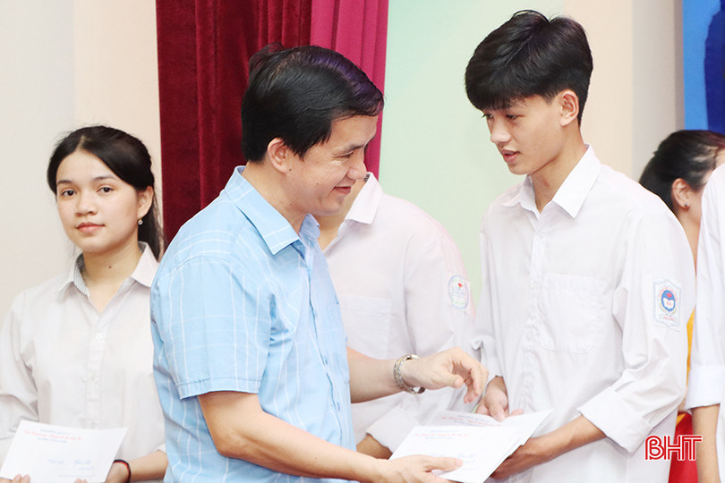 Đại diện Sở GD&ĐT trao phần thưởng cho các em đạt giải nhì học sinh giỏi tỉnh khối THPT. 4886.jpg