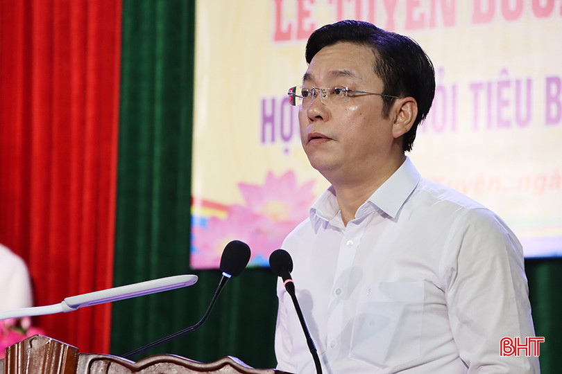 Bí thư Huyện uỷ Cẩm Xuyên Nguyễn Văn Thành phát biểu tại buổi lễ. 4849.jpg