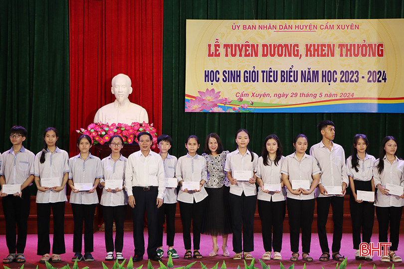 Lãnh đạo huyện Cẩm Xuyên trao phần thưởng cho các em đạt giải nhì học sinh giỏi tỉnh lớp 9. 4881.jpg