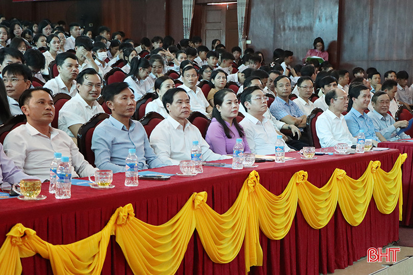 Đại biểu tham dự lễ tuyên dương, khen thưởng. 4844.jpg
