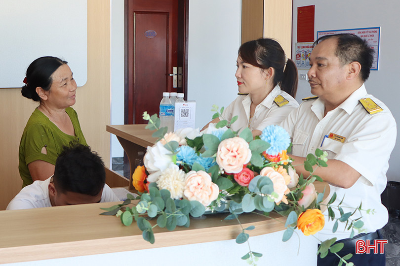 Cán bộ Đội thuế liên phường xã Chợ Nhe Đồng Quang thông tin với chủ nhà nghỉ Lê Khoa (thị trấn Đồng Lộc) để người nộp thuế nâng cao cảnh giác. 2.jpg
