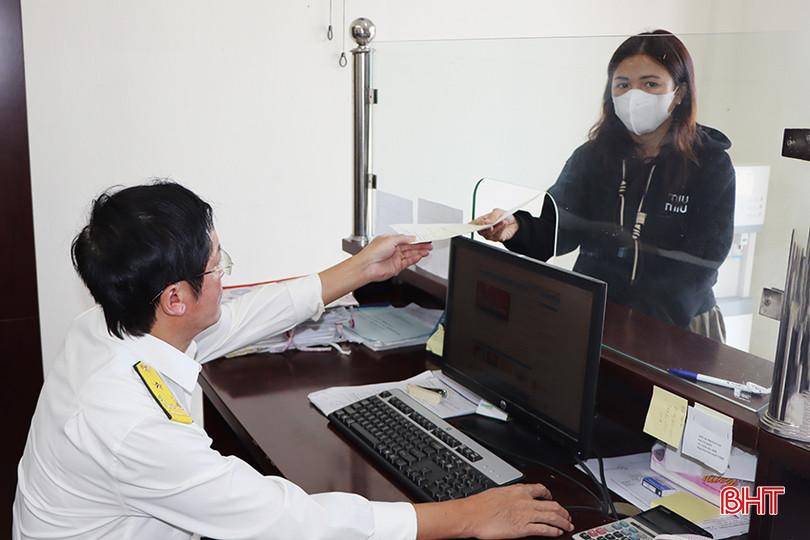 Cán bộ ngành thuế Hà Tĩnh hỗ trợ người dân kê khai nộp thuế. 6575.jpg