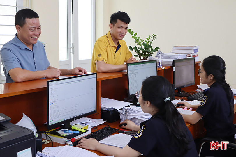 Cục Hải quan tỉnh Hà Tĩnh hỗ trợ doanh nghiệp mở tờ khai thông quan. 4.jpg