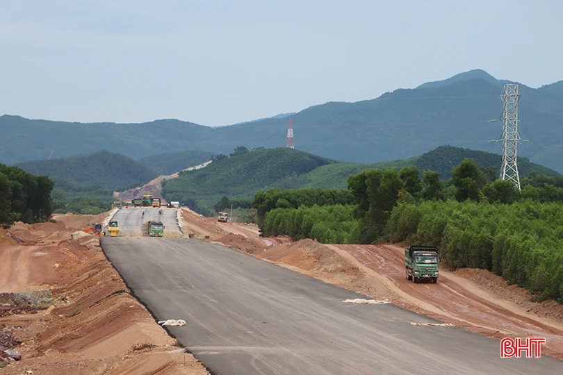 Thi công đường bộ cao tốc Bắc - Nam đoạn qua địa bàn xã Cẩm Hưng (Cẩm Xuyên) thuận lợi khi cột điện cao thế 110 kV đã được di dời.