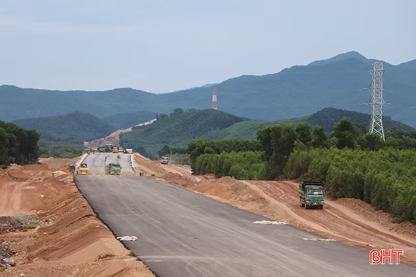 Thi công đường bộ cao tốc Bắc - Nam đoạn qua địa bàn xã Cẩm Hưng thuận lợi khi cột điện cao thế 110 kV đã được di dời.