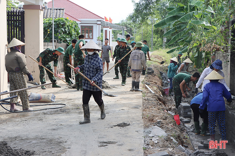 Người dân thôn Đông Hoa Vinh sôi nổi ra quân xây dựng mương thoát nước trong khu dân cư. 11.jpg