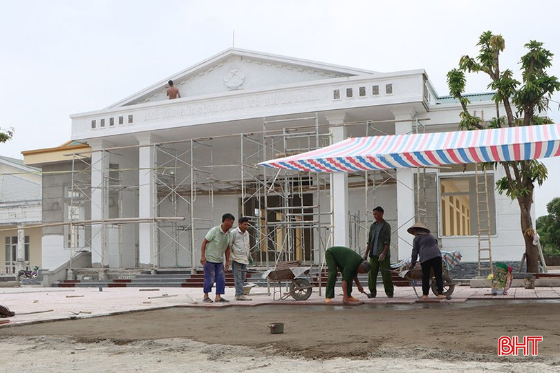 Công nhân hối hả hoàn thiện công trình Nhà văn hóa sinh hoạt cộng đồng xã Bùi La Nhân. z5355418817367_488a166c64c685439a95081a728a79ba.jpg